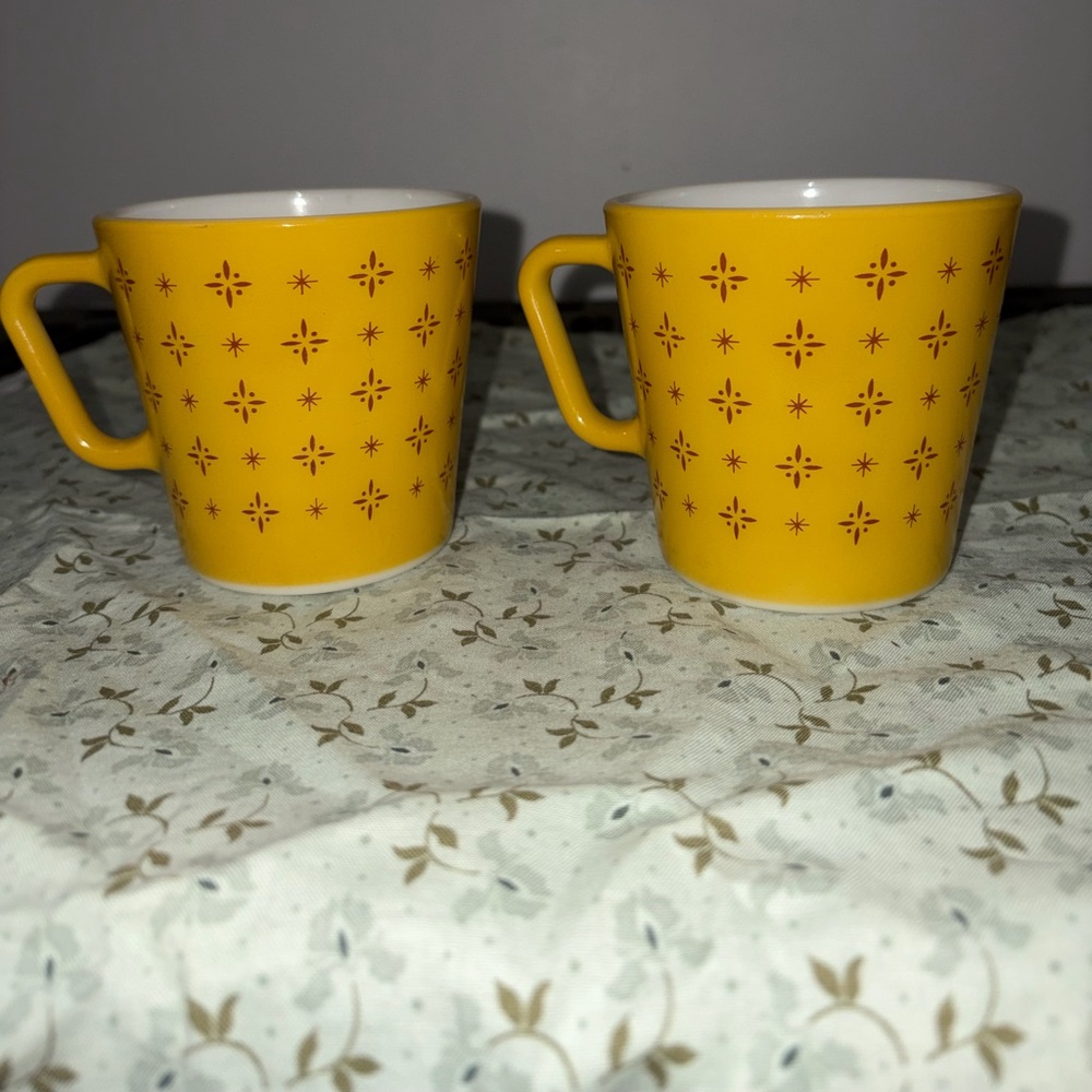Vintage PYREX USA 1410 10 OZ Yellow / Butterscotch Foulard Starburst Mug Cup